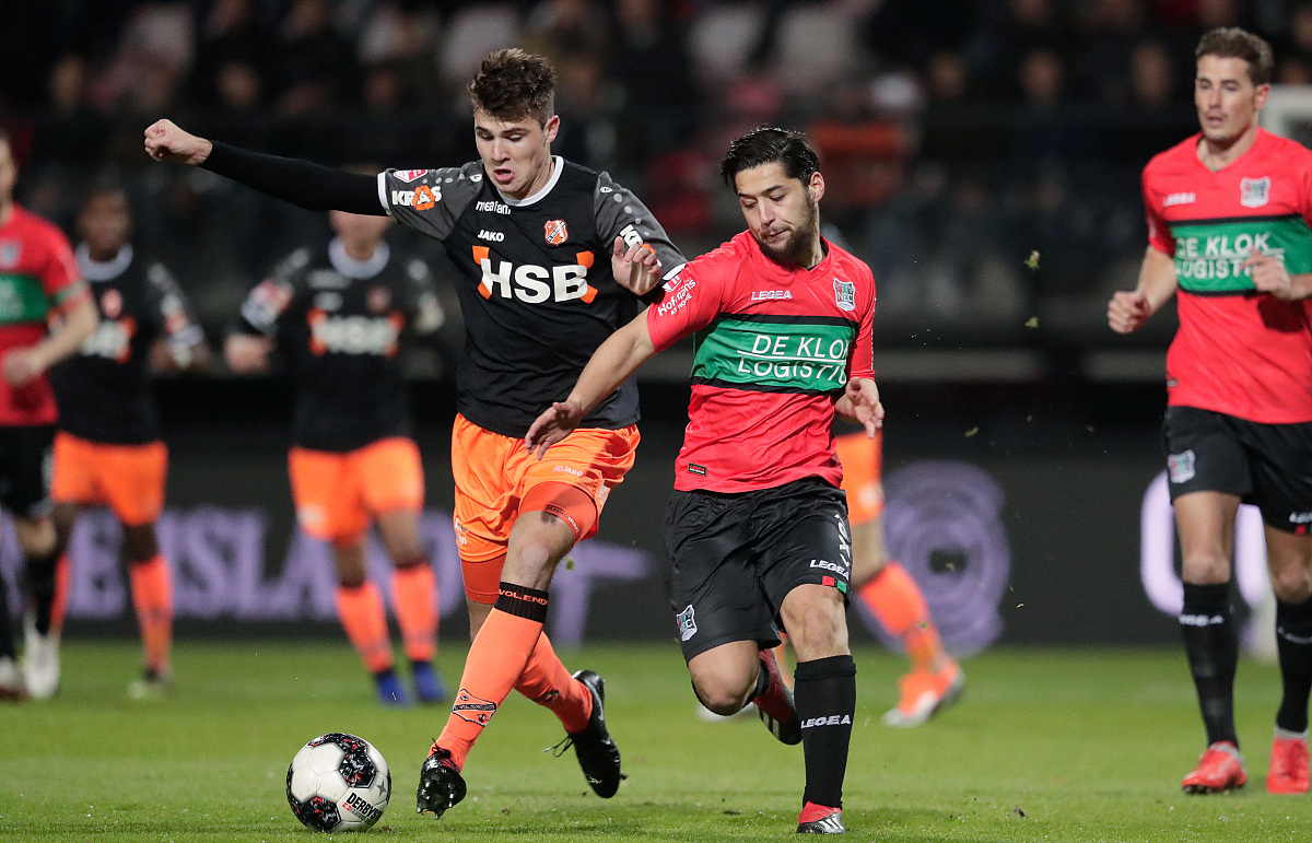 她在防守端 她在防守端